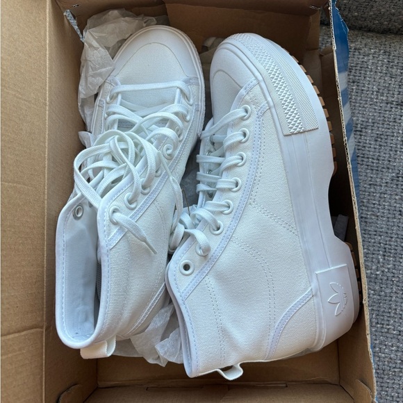 BNWT Adidas Nizza Trek W Sneakers - Women’s Size 8 - White/Gum Sole - Picture 5 of 14